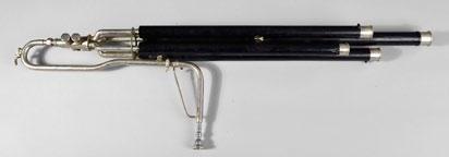 349 Bassschalmei 20 wohl Max B. Martin, Markneukirchen, um 1930, ungemarkt, vierzügig mit zwei Ventilen, diese schwergängig, L 118 cm.