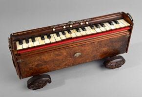 385 376 Knopfharmonika 20 um 1900, gemarkt Melodia, Korpus aus Mahagoni mit geometrischen Einlagen, Knöpfe aus Perlmutt und Elfenbein, einige Tasten