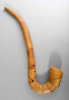402 400 415 403 Afrikanisches Zupfinstrument 20 wohl Westafrika, um 1900, reich verzierter Korpus aus rötlichem Hartholz, schwarz gebeizt, aufwendig geschnitzter Kopf,