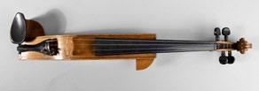 9 23 1 Pochette 20 1950er Jahre, Korpus in Bootsform, Buchenholz, gesamtes Instrument aus einem Stück gefertigt, L gesamt 53 cm. 2 Pochette 20 2. Hälfte 20. Jh.