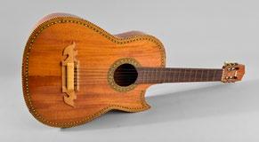 , bestehend aus zwei Mandolinen, einer Ukulele und einer Viola d Amore (Nachbau), unterschiedliche Erhaltungen, teilweise reparaturbedürftig,  125 Bolivianische Gitarre 20 wohl Mitte 20. Jh.