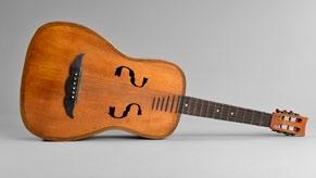 127 Gitarre 20 um 1900, mit kaum leserlichem Zettel, Fichte und Kirschbaum, Griffbrett aus Ebenholz mit hinterständigen Wirbeln, alt restaurierte Trocknungsrisse, L 92 cm.