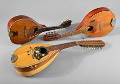 115 Kentucky-Mandoline 20 Hersteller Saga Musical Instruments, San Francisco, USA 1960er Jahre, achtsaitig, schön geschwungener Halbresonanzkorpus, neuwertiger Zustand, L 69 cm.
