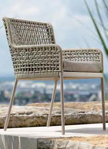 STÜHLE & SESSEL CHAIRS & ARMCHAIRS GRETA passende Lounge-Möbel: Seite 00 Dank der 00% durchgefärbten Polypropylen-Faser und der Sitzfäche aus Textilen kann er endlich auch im Außenbereich bedenkenlos