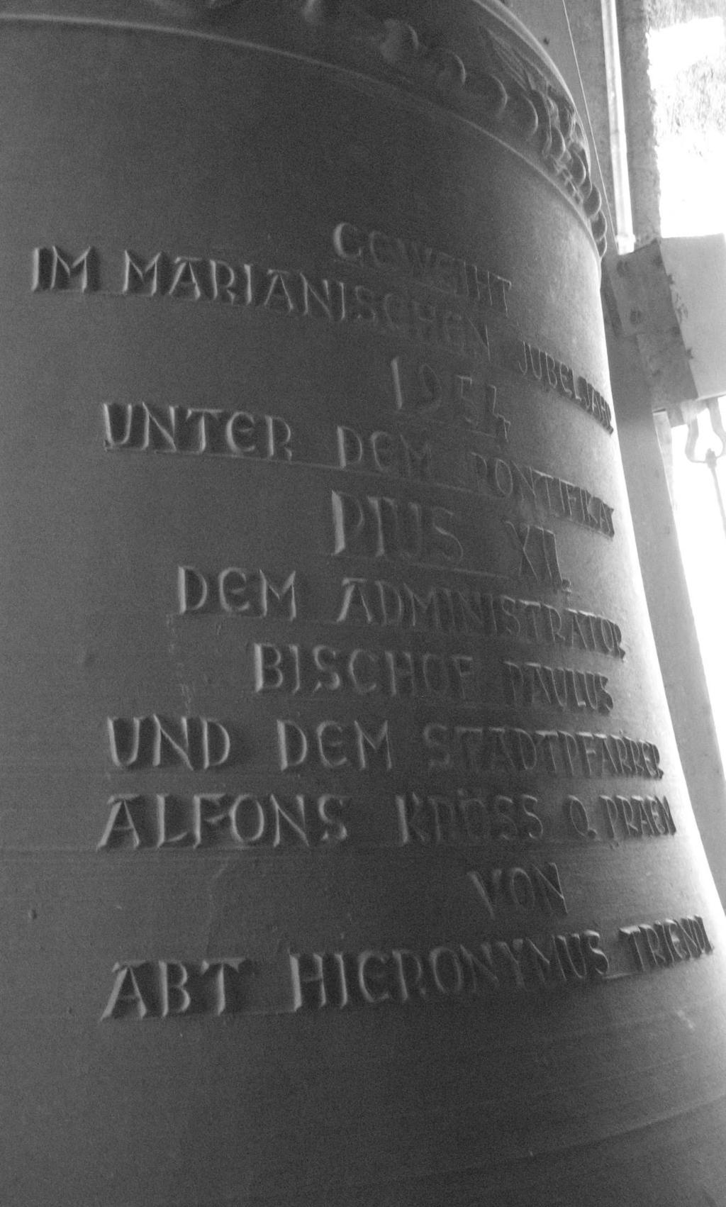 GLOCKENWAND Nordseitig Inschrift: GEWEIHT / IM MARIANI- SCHEN JUBELJAHR / 1954 / UNTER DEM PONTIFIKAT / PIUS XII. / DEM ADMINISTRATOR / BISCHOF PAULUS / UND DEM STADTPFARRER / ALFONS KRÖSS O. PRAEM.