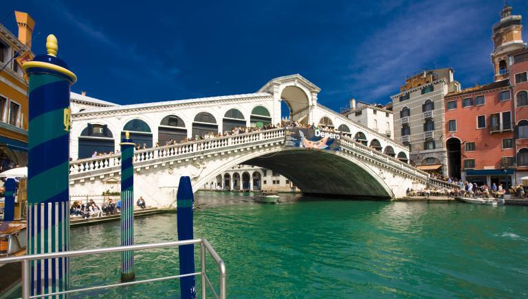 Ponte di Rialto (Rialtobrücke) Die beiden Ufer des Canal Grande wurden in Rialto, dem Handelszentrum der Stadt, anfangs durch Bootsfähren und seit dem 11. Jh. durch eine hölzerne Brücke verbunden.