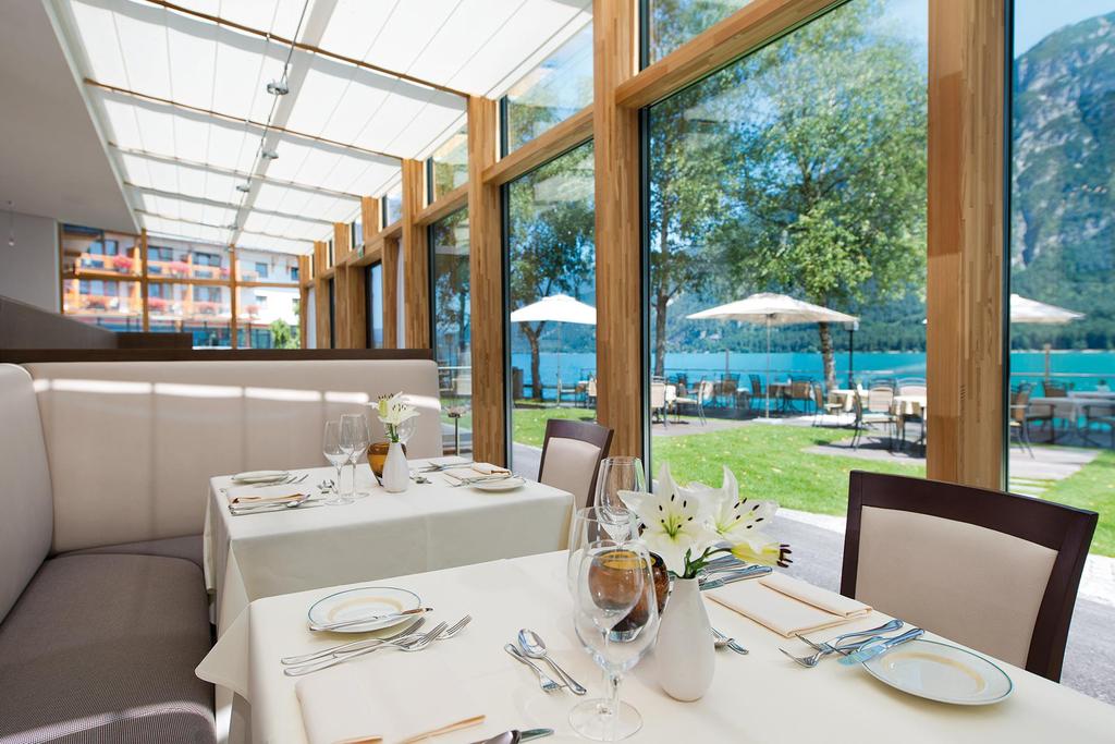 Das Hotelrestaurant mit Wintergarten direkt am See und die Terrasse mit