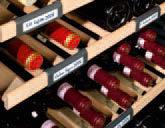 Das handgefertigte Bord aus naturbelassenem Holz ist optimal auf die sichere Lagerung von Bordeaux-Flaschen abgestimmt.
