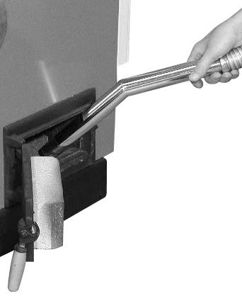 Vor dem Kontrollieren des Aschestands / Entleeren der Aschebox: Standby-Taste ( ) drücken Kessel stellt geregelt ab und wechselt in den Betriebszustand "Kessel Aus" Deckel der Ascheboxen abnehmen und