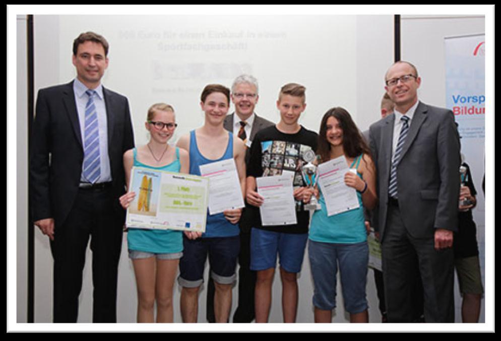 Schwäbischer Schulanzeiger Nr. 6/2014 Seite 69 AKTUELLES Erster Preisträger beim Beachmanager-Wettbewerb Das Team Fun-and-Sun der Montessori-Schule Wertingen gewann den ersten Preis.