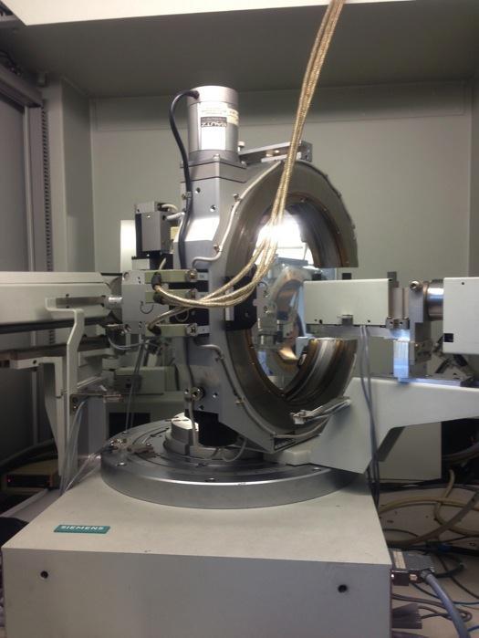 3. Material und Methoden Die Aufnahme der Polfiguren von CuGaSe2 erfolgte in einem Röntgendiffraktometer des Typs D5000 der Firma Bruker/ Siemens.