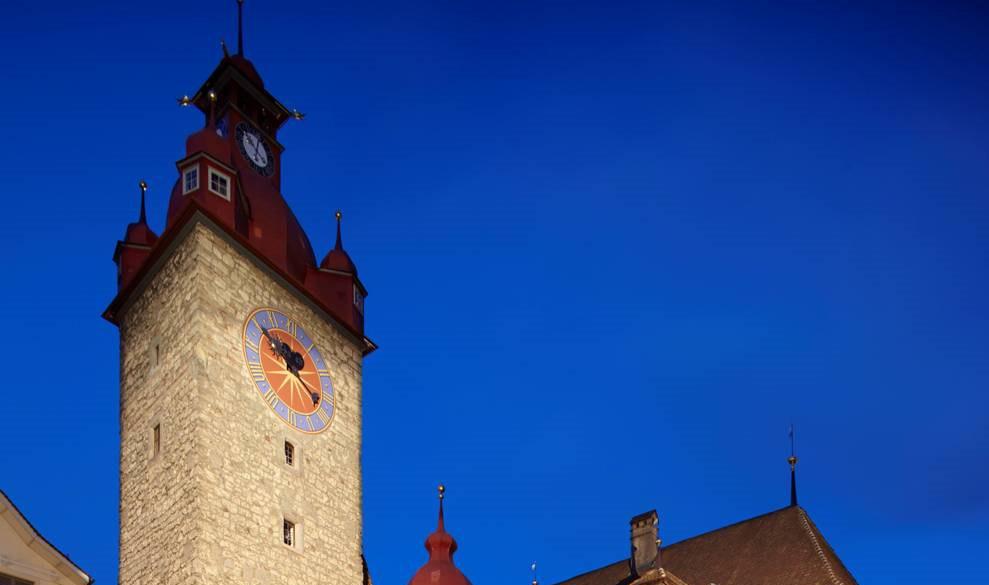 DER RATHAUSTURM Der historische Rathausturm inmitten der Altstadt von Luzern bietet ein authentisches Ambiente für Apéros, Feiern und gemütliche Abendanlässe.
