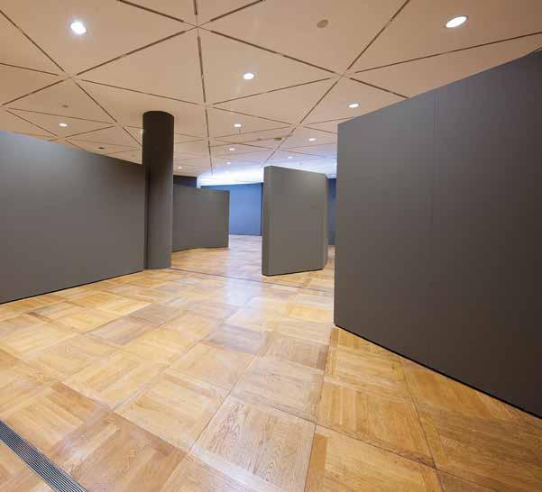 Untergeschoss mit insgesamt 2.600 Quadratmetern Ausstellungsfläche neu be schichtet werden. Ebenso die speziell gefertigten Stellwände, die zu Themenboxen gruppiert wurden.