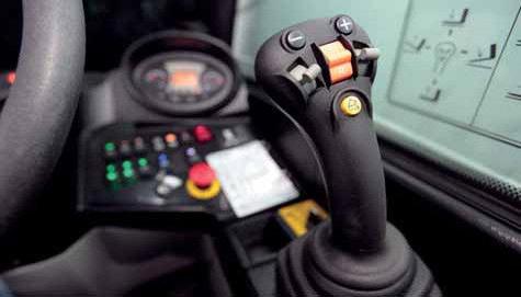 Die Auswahl der Fahrtrichtung erfol gt auf Knopfdruck, während die Hände am Lenkrad und au f dem Joystick verbleiben. Das sorgt für mehr Sicherh eit und Produktivität.