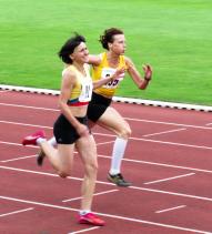 noch mit einem Befreiungswurf 31,67 m erzielen. Sabine (23,01m) und Gabriele (22,14m ) rundeten die Disziplin ab. Danach stand der 800m Lauf auf dem Plan.