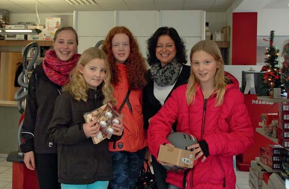 Ann-Kathrin (11) und Corinna (13) am 15. November im Geschäft Elektro Westphal. Schon seit einigen Jahren verkaufen die Mädchen und Jungen vom Messdienerkreis St.