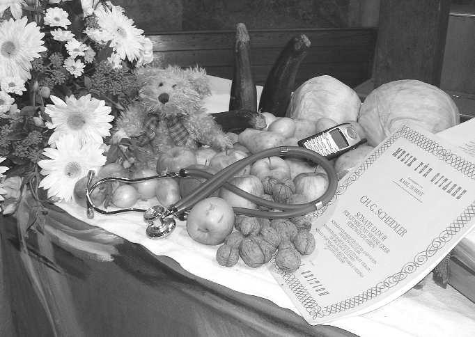Der Gemeindebrief Oktober - November 2009 www.schmiden-evangelisch.de Erntedankaltar mit Noten, Stethoskop, Teddy und Handy. Foto: Friedrich Ungewöhnliche Gaben auf dem Altar?