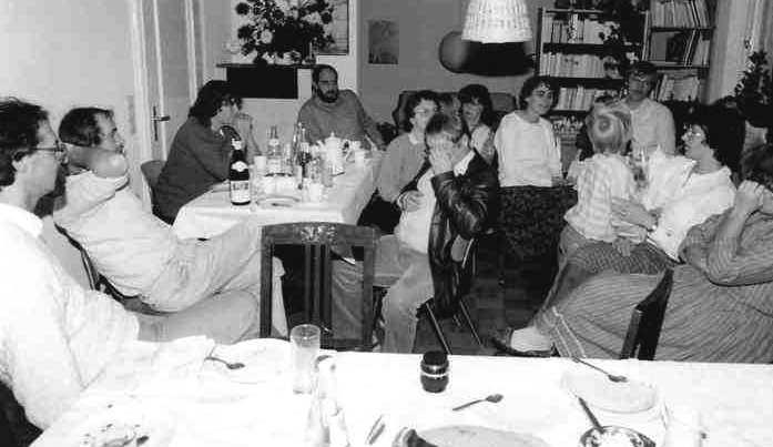In Gemeinschaft verbunden Der Familienkreis feiert sein 25-jähriges Bestehen. Im Jahre 1984 trafen sich einige junge Väter und Mütter aus der Gemeinde zusammen mit dem Vikarsehepaar Schäberle-Koenigs.