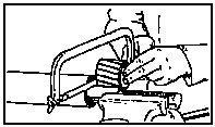 Bild 8: Profilrohr absägen 7. Entgraten Sie alle Schnittkanten (siehe Bild 9). Bild 9: Schnittkanten entgraten 8. Wiederholen Sie die Schritte 4. bis 7. an der zweiten Gelenkwellenhälfte. 9. Fetten Sie die Profilrohre (siehe Bild 10).