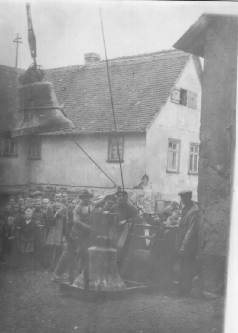 Eingeschmolzen wurde allerdings nur die 1933 gegossene Glocke IV. Das Bild rechts stammt aus dem Privatarchiv von Pfarrer Wilhelm Wahl.