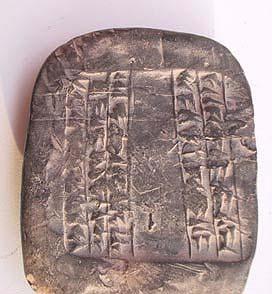 -7- Ursprünglich diente die Keilschrift den Tempelverwaltungen, die die Schrift zunächst für das Steuerwesen und die Staatsverwaltung nutzten.