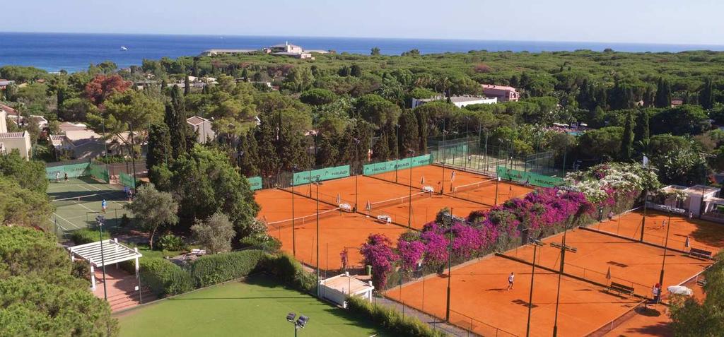 Tennis Dank seiner außergewöhnlichen Tennis Anlage mit dreizehn Plätzen (11 Sandplätze, 1 Naturrasenplatz und 1 Hardcourtplatz), ist das Forte Village ein echter Bezugspunkt für die internationale