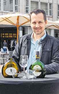Zu Weinen des Staatlichen Hofkellers und des Weinguts Brennfleck wird er seine kulinarischen Weindorf-Spezialitäten servieren.