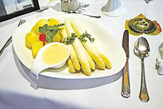 Garnelen, Maracuja Vinaigrette und Baguette, Karamellisiertem grünen und weißen Spargel mit
