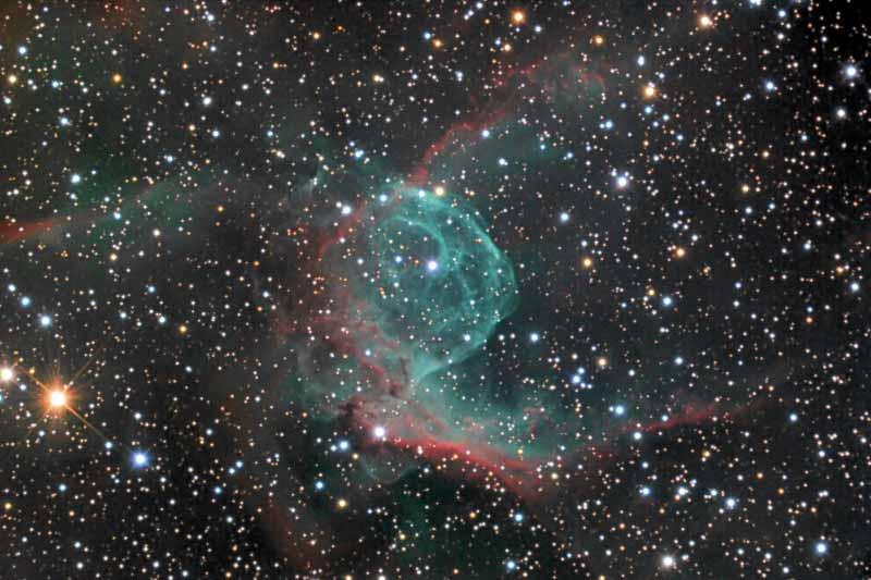 Der Nebel besteht einerseits aus Auswurfmaterial des WR Sterns, die eigentliche WR Blase, und interstellarem Medium, welches durch Wechselwirkung mit