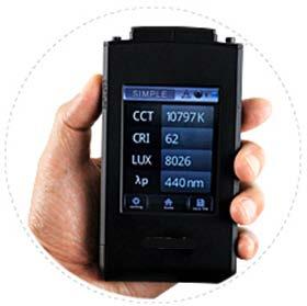 Einfachste Bedienung: 1 Sensor zur Lichtquelle halten 2 Messtaste drücken 3 Messwerte auf dem Monitor ablesen