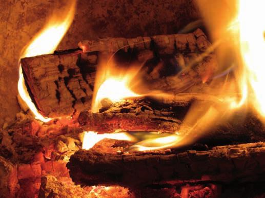 Wärme mit Nebenwirkungen: 24.000 Tonnen Feinstaub entweichen pro Jahr aus deutschen Kaminöfen. In den Baumärkten werden die Geräte mit Stahl- oder Speckstein-Gehäuse nach vorne gerückt.