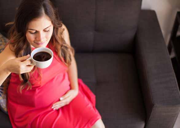 Koffein Die Aufnahme von Koffein muss in der Schwangerschaft eingeschränkt werden. Durch Koffein werden die Blutgefäße des Babys verengt und die Eisenaufnahme gehemmt.