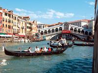 Bustransfers über den Fernpass und Reschenpass, dann liegen bis Venedig