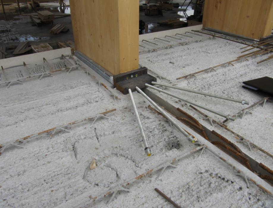 10 Teileingespannter Holz-Beton-Verbundträger mit armiertem Eschen Brettsichtholz T. Strahm Das Gelenk ist ein modifiziertes n H Normteil.