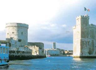 ) (2016) Französisch Zertifikat: Diplôme d Etudes en Langue Française (DELF B2) Auslandaufenthalt in La Rochelle: 3 Wochen