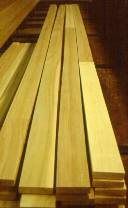 Teil B 6 Die Herstellung von Brettschichtholz aus Pappel Insgesamt wurden 111 Bretter mit den Querschnittsmaßen 155 mm x (44) mm (Breite x Dicke) und 44 Bretter mit den Abmessungen 110 x (44) mm