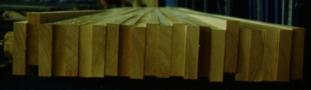 Teil B 6 Die Herstellung von Brettschichtholz aus Pappel Abbildung 26: Die mit Leim benetzten Lamellen vor dem Pressen Der