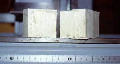 nach dem Gütezeichen Holzleimbau RAL RG 421 Festigkeitsprüfungen der Leimfugen durchgeführt. Bei insgesamt 144 Prüfungen ergibt sich ein Mittelwert von 8,44 N/mm². Der Median liegt bei 8,51 N/mm².