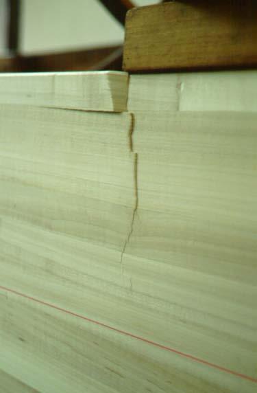 Teil B 6 Die Herstellung von Brettschichtholz aus Pappel Abbildung 45: Schubfalten nach Belastung des Trägers K 2 Der Bruch des Trägers K 3 erfolgte im Bereich der max.