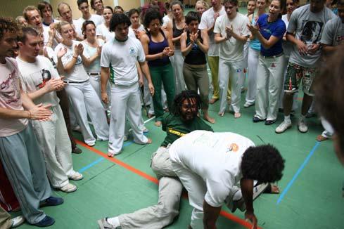 Unterrichtsstunden gaben folgende Capoeira Meister und Lehrer: Mestre Sorriso (Senzala), Frankreich Mestre Paulo Siqueira (Escola de Capoeira Nzinga), Deutschland Mestre Cláudio (Angoleiros do