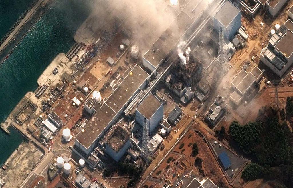 34 2011 Reaktorunfall von Fukushima nach Erdbeben und Tsunami mit teilweiser Kernschmelze in mehreren Reaktoren. In Deutschland wird die 2010 beschlossene Laufzeitverlängerung rückgängig gemacht.