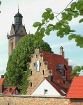 der doppelte Stadtmauerring mit seinen Toren und Türmen sowie die alten Steinhäuser als Relikte aus der Blütezeit der Hanse ein charmantes Ensemble, das zum Entdecken und Verweilen einlädt.