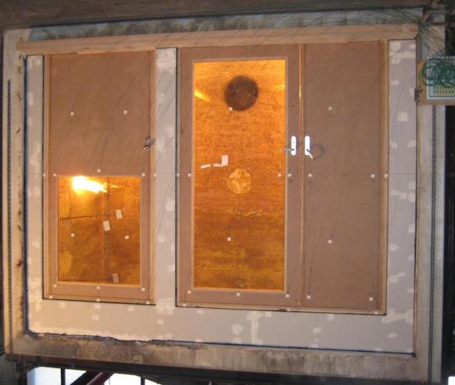 Ausführungsvarianten - Drehtüren: Einflügelige und zweiflügelige Türelemente. Mit Glas- oder Holzfüllungen.