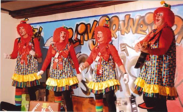 Die Konfetti-Sisters in ihrem Element auf der Bühne: (v.l.n.r.)karin Vetter, Sandra Butzke, Beate Mauch, Katrin Dursch 2006 war ein schwarzes Jahr in der Geschichte der Südstadt-Clowns.