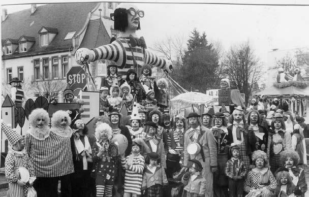 Die bunte Schar der ersten Stunde 1973 in schwarz-weiß 1973 war es, als Herbert Geiger die Clown-Gruppe gründete, die bis dahin als Auguste beim Katzenmusikverein Miau Villingen aktiv war.