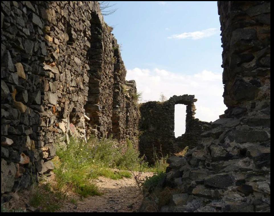 Der Innenhof der Burgruine auf dem Kostal.