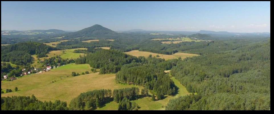 Über 2 Stunden konnte ich meinen Platz auf der Schwelle am Eingang halten. Das freie Plateau ermöglichte Rundumblick. Markant ist der in der Nähe liegende Rosenberg.