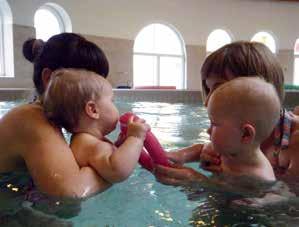 BABYSCHWIMMEN SCHWIMMEN Babyschwimmen Durch gemeinsames Spielen und Singen im Wasser gewinnen Babys Vertrauen zu diesem angenehmen Element. Die Eltern erfahren verschiedene Haltegriffe.