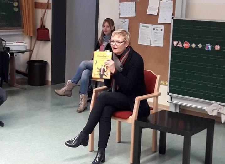 Die Lehrerinnen und Schüler haben sich das Buch "Wenn ich Kanzlerin von Deutschland wäre - die wichtigsten Kinderfragen zur Politik" ausgesucht.