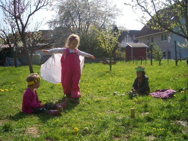 123 Maulwurfshügel zählten wir auf unserer Wiese. Im März entdeckten die Kinder erste Knospen an den Bäumen und den ersten Schmetterling auf unserer Wiese.